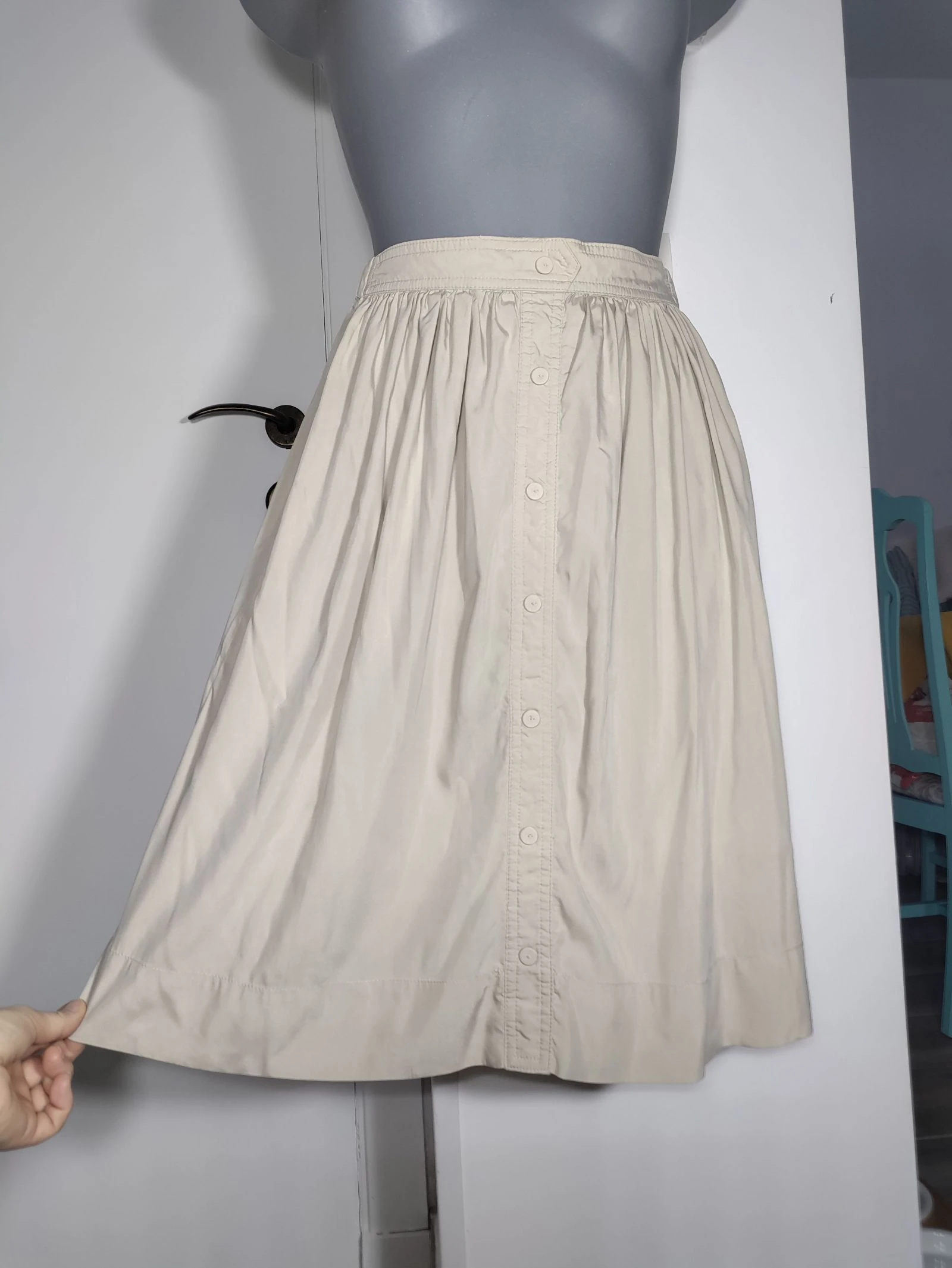 Falda Zara Basic beige con botones y vuelo - Talla XS
